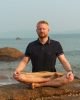 David Train meditiert am Meer – Gründer von Train Perform Balance